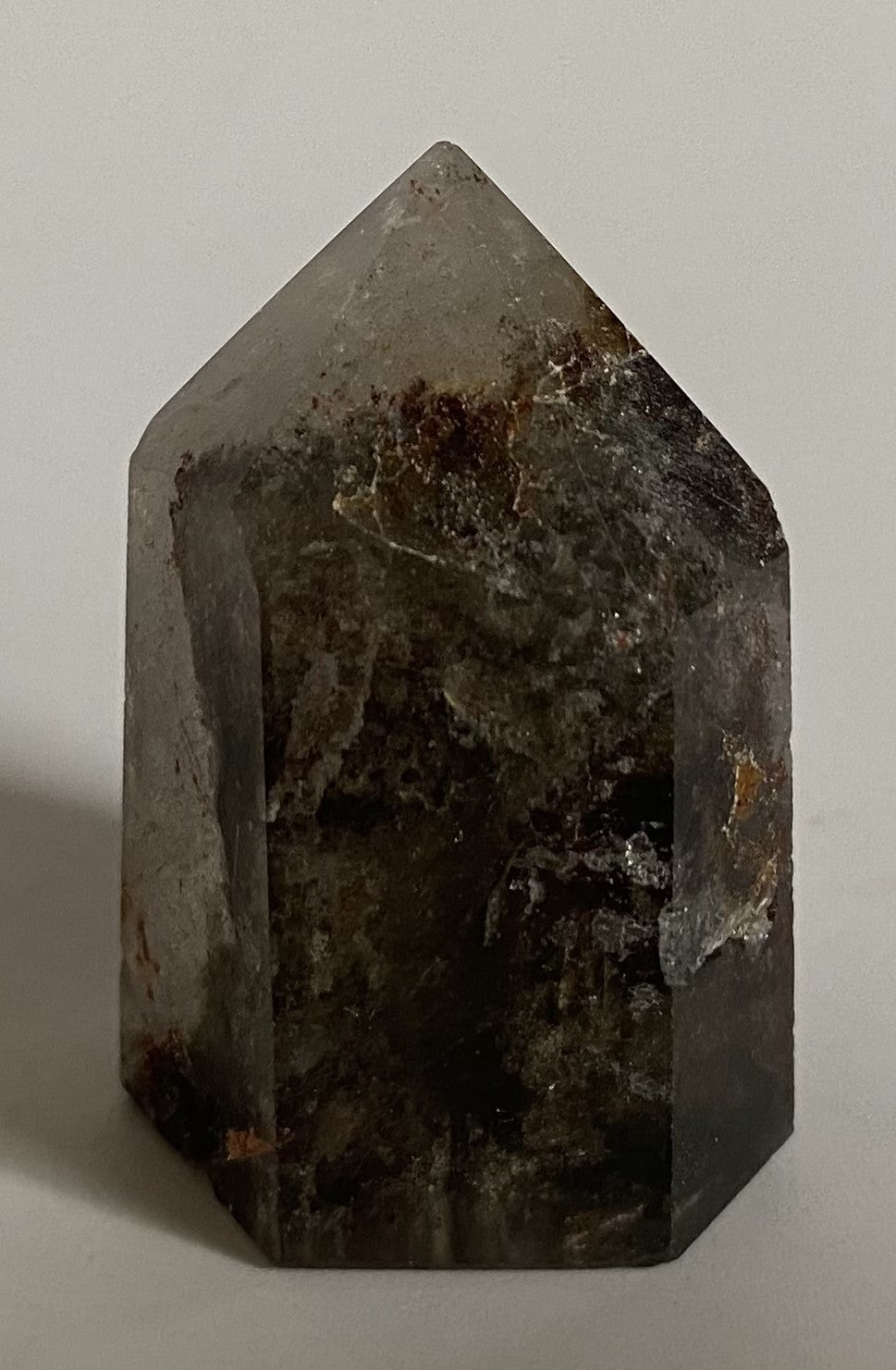 Obelisc din piatra semipretioasa de cuart garden pe fundal alb