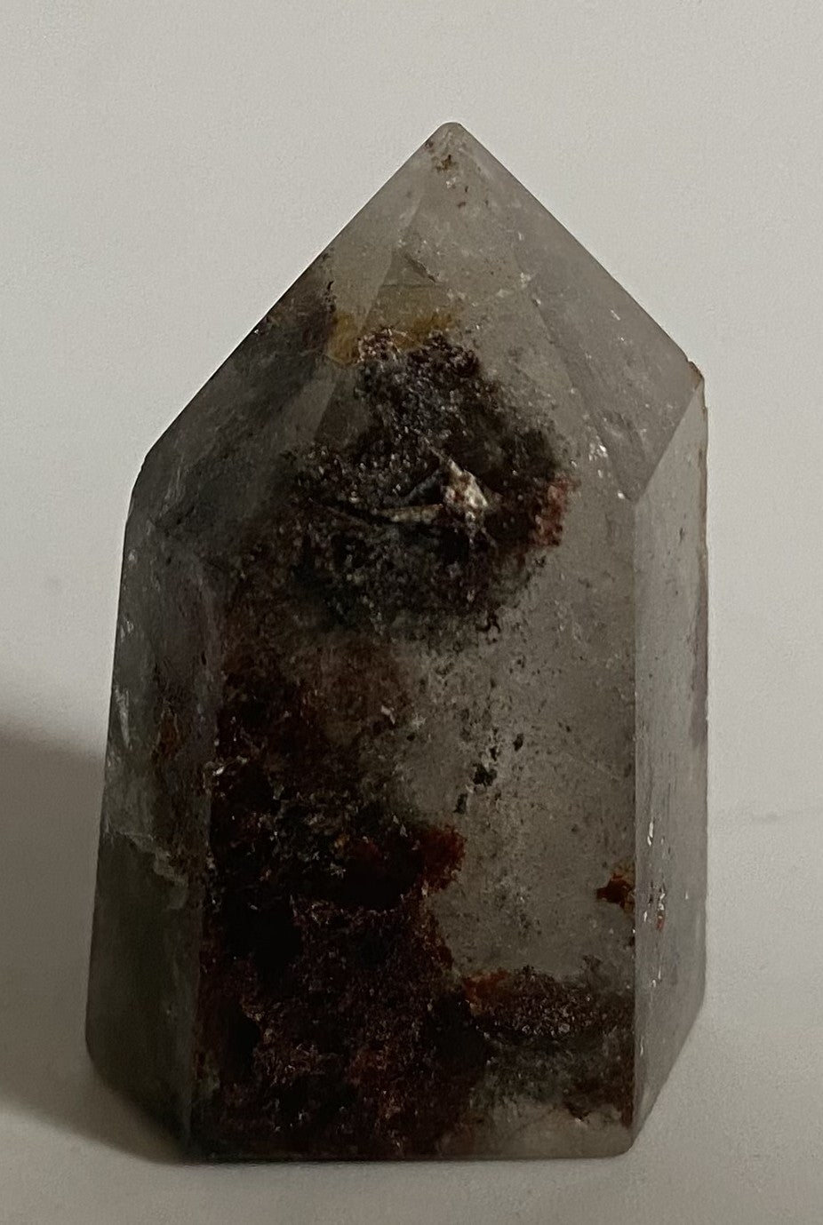 Obelisc din cristal de cuart garden pe fundal alb