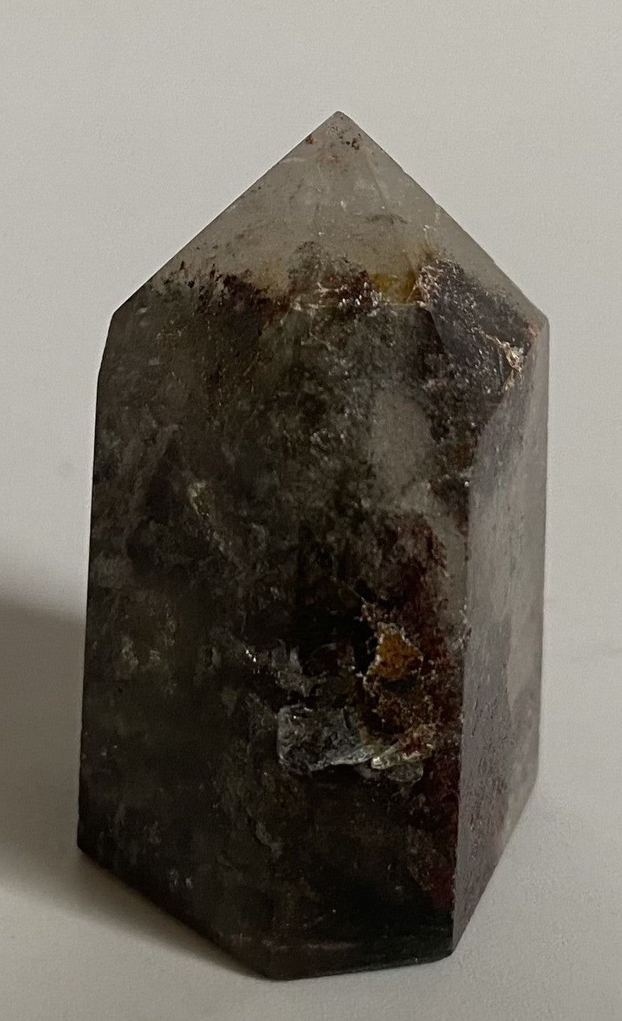 Obelisc de 3.4cm din piatra semipretioasa de cuart garden pe fundal alb