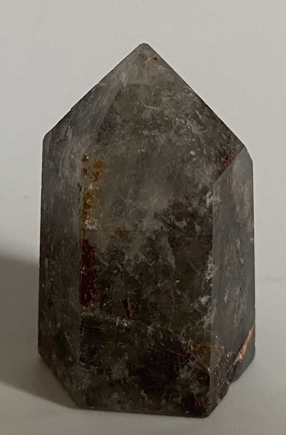 Obelisc de 3.4cm din cristal de cuart garden pe fundal alb