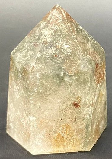 Obelisc din piatra semipretioasa de cuart garden pe fundal negru