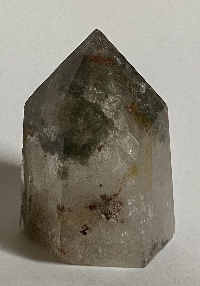 Obelisc din cristal de cuart garden pe fundal alb