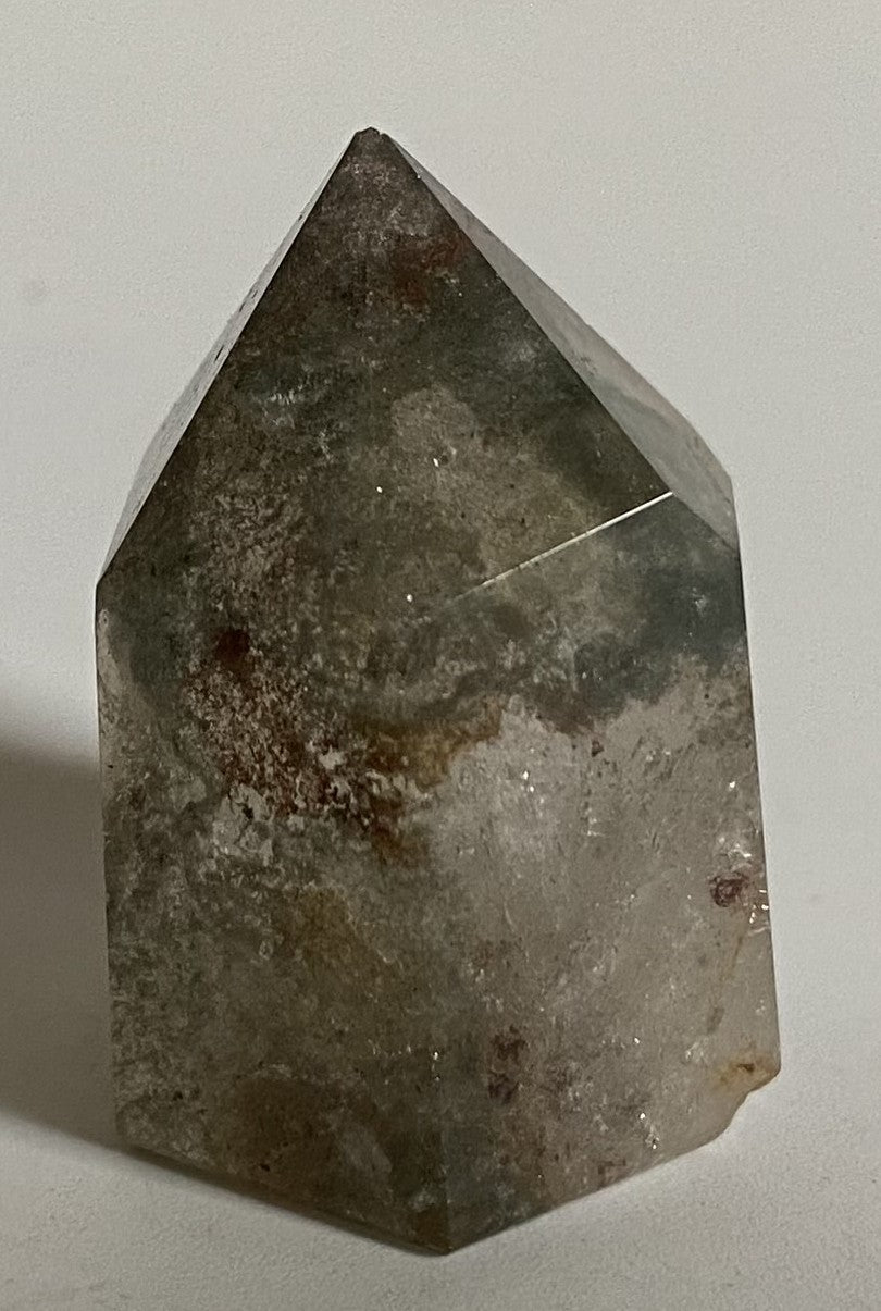 Obelisc de 3.1cm din piatra semipretioasa de cuart garden pe fundal alb