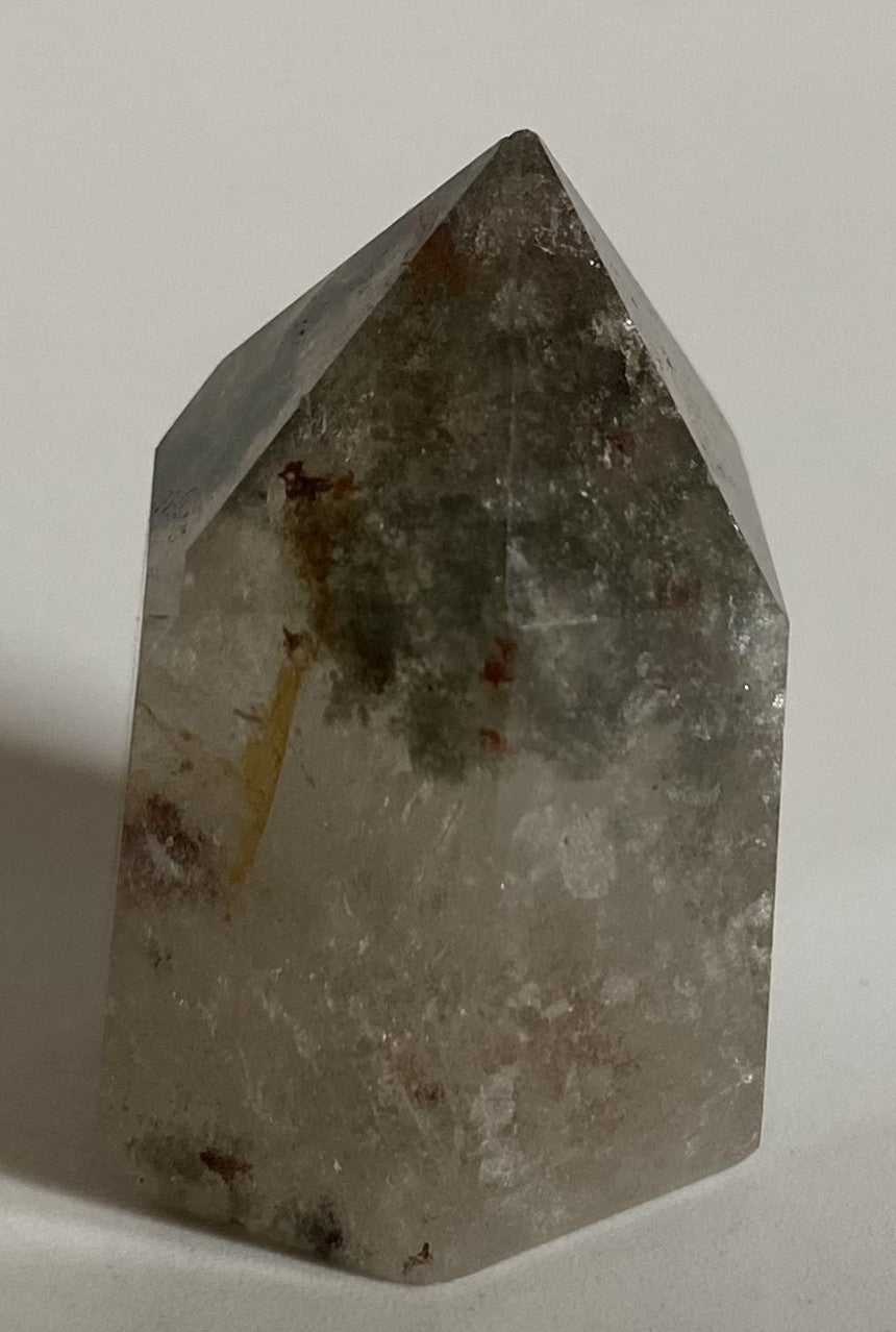 Obelisc de 3.1cm din cristal de cuart garden pe fundal alb