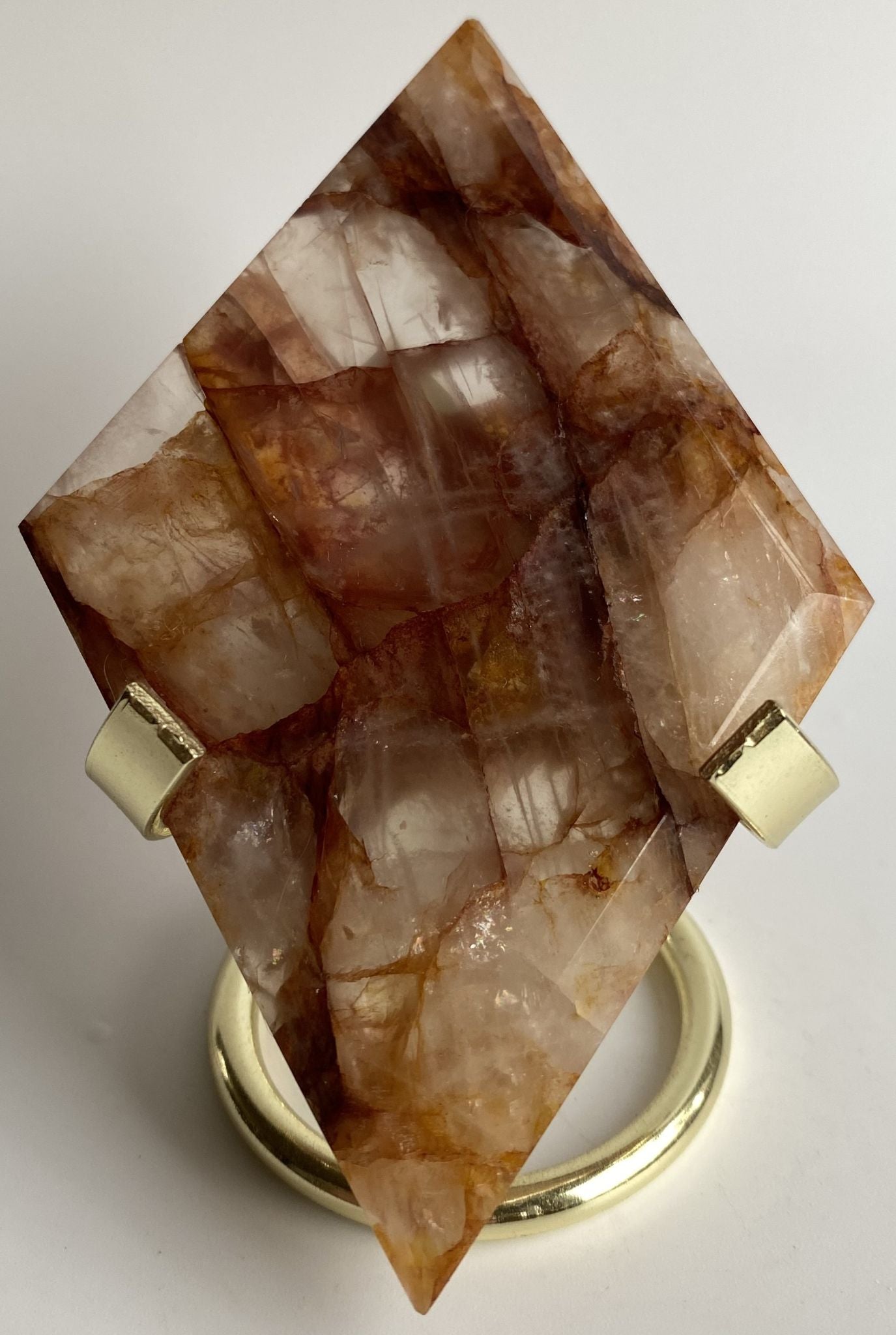 Romb din cristal de cuart hematoid galben pe suport metalic cu fundal alb