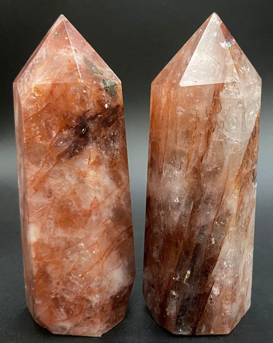 Set obeliscuri din piatra semipretioasa de cuart hematoid rosu pe fundal negru