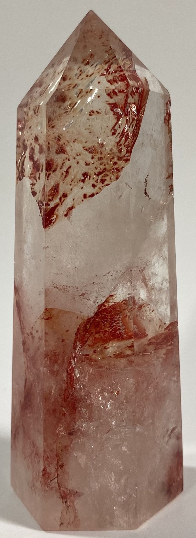 Obelisc din piatra semipretioasa de cuart hematoid rosu pe fundal alb