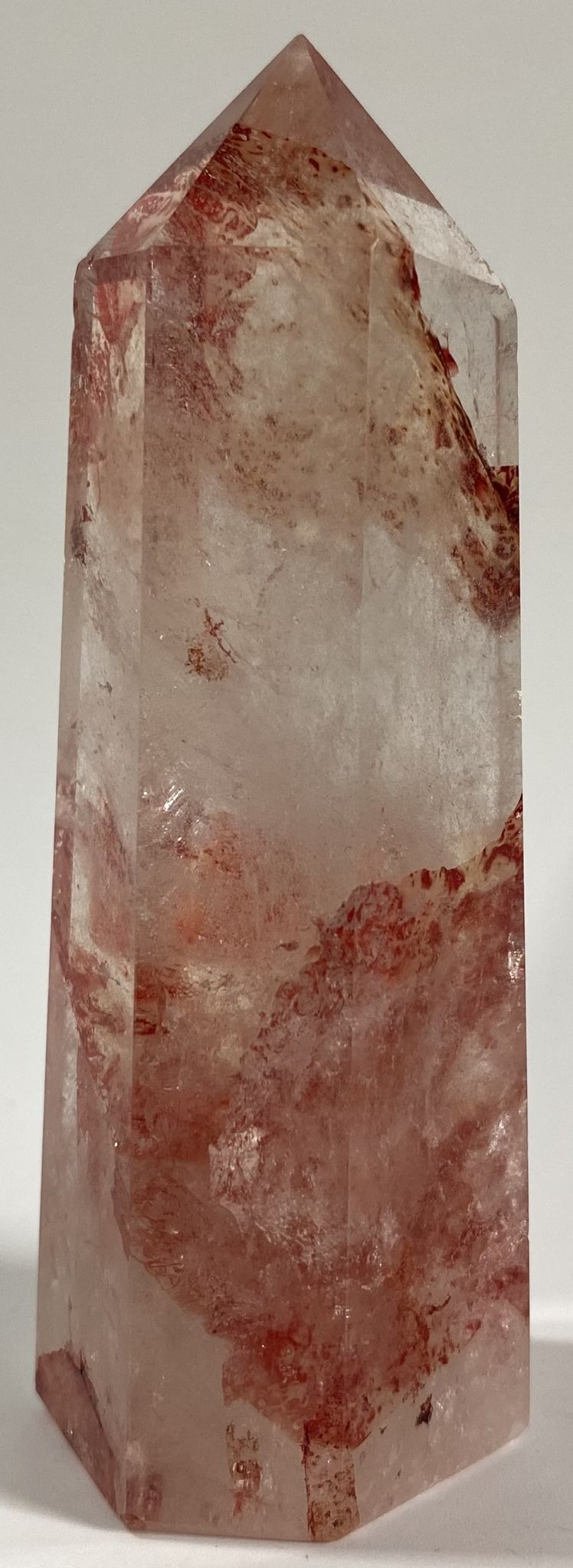 Obelisc din cristal de cuart hematoid rosu pe fundal alb