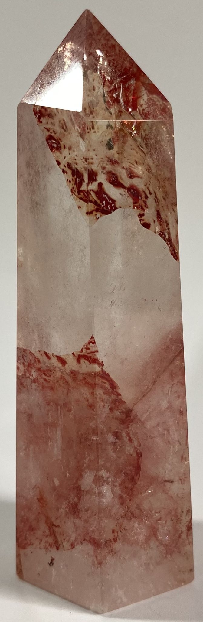 Obelisc de 9.1cm din piatra semipretioasa de cuart hematoid rosu pe fundal alb