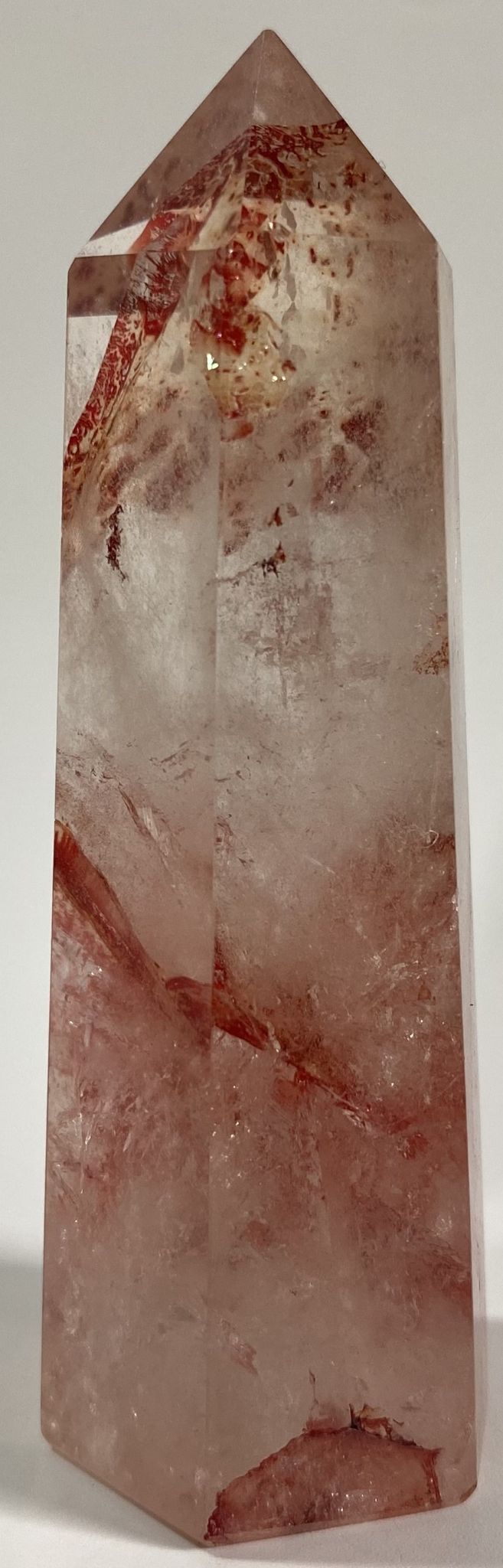 Obelisc de 9.1cm din cristal de cuart hematoid rosu pe fundal alb