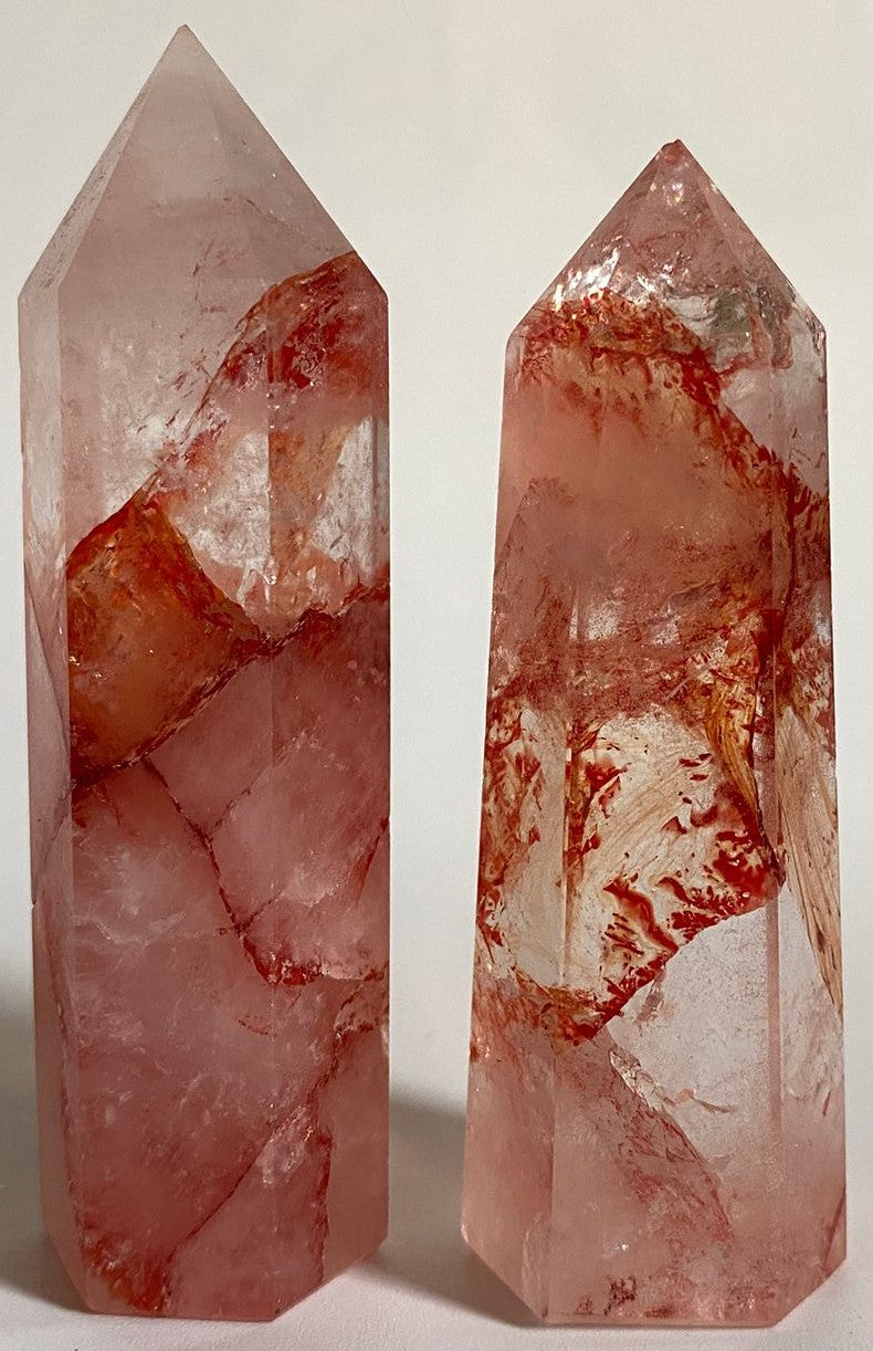 Set obeliscuri din cristal de cuart hematoid rosu pe fundal alb