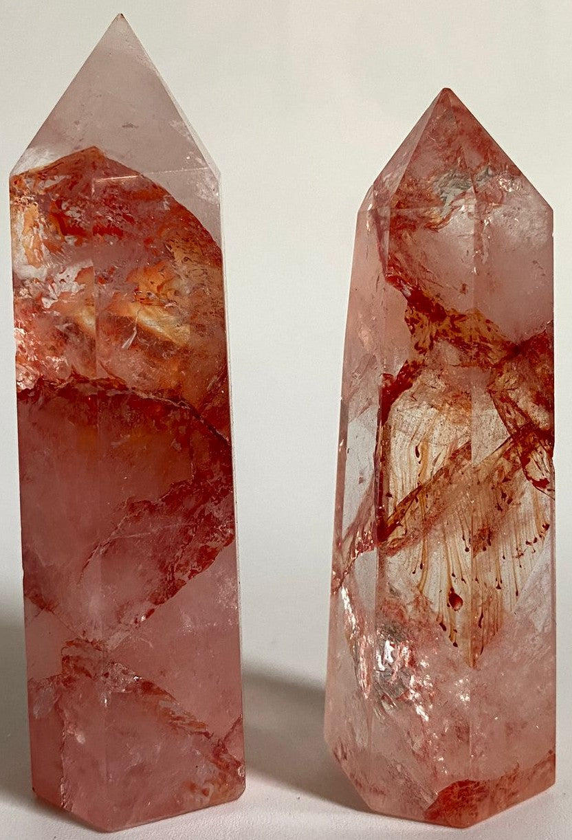 Set obeliscuri decorative din piatra semipretioasa de cuart hematoid rosu pe fundal alb