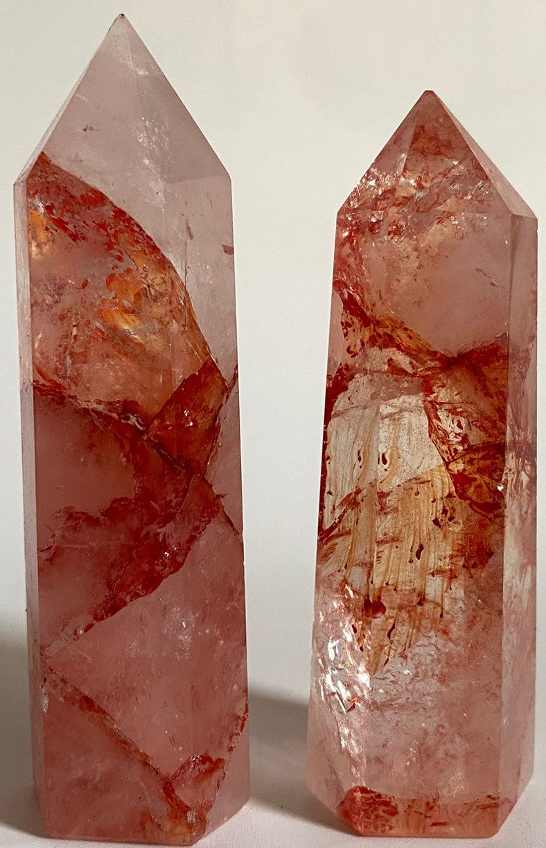 Set obeliscuri decorative din cristal de cuart hematoid rosu pe fundal alb