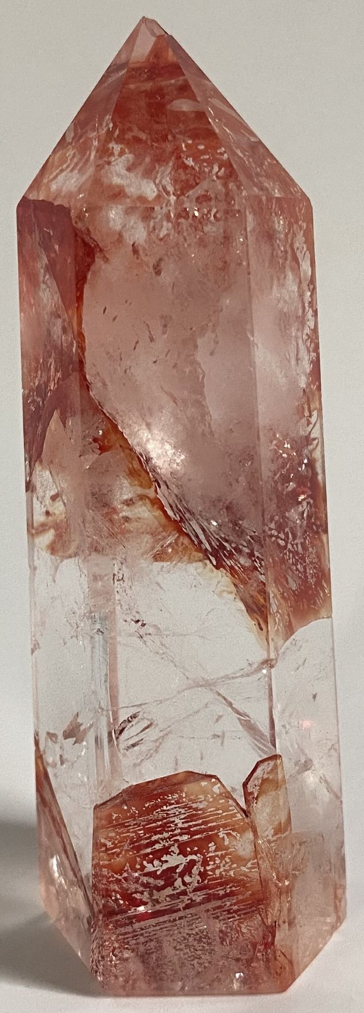 Obelisc din cristal de cuart hematoid rosu pe fundal alb