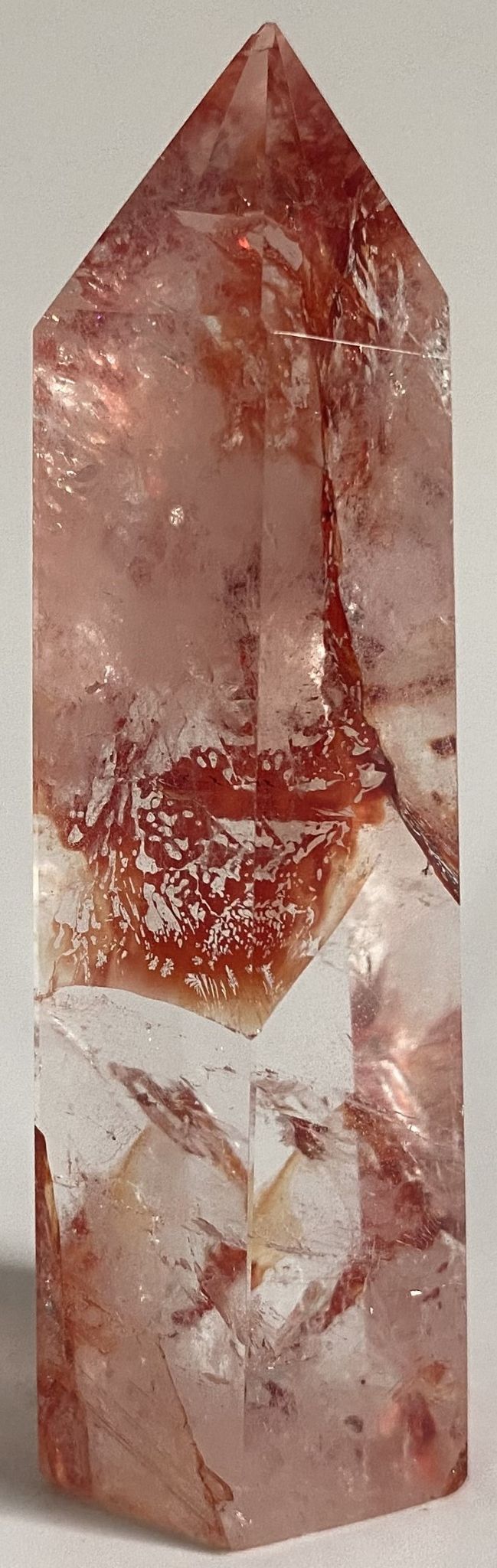 Obelisc de 8.7cm din piatra semipretioasa de cuart hematoid rosu pe fundal alb