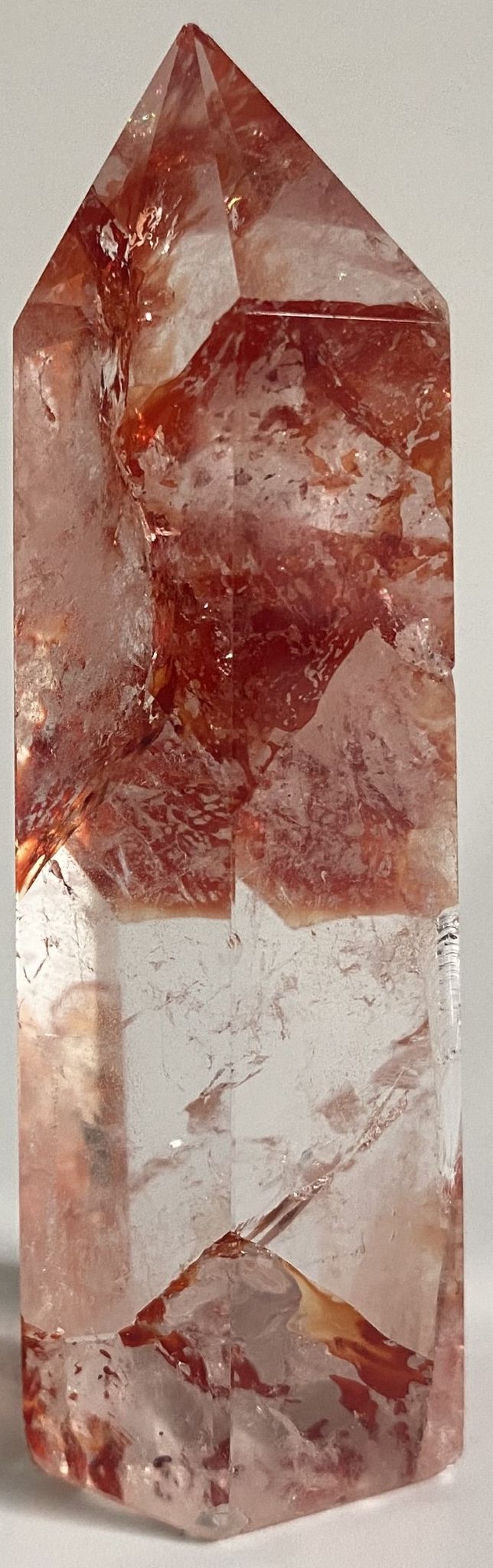 Obelisc de 8.7cm din cristal de cuart hematoid rosu pe fundal alb