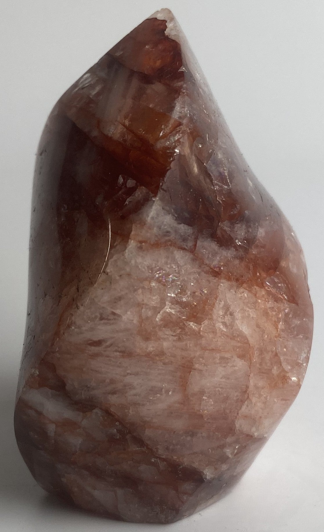 Sculptura din cristal de cuart hematoid rosu pe fundal alb