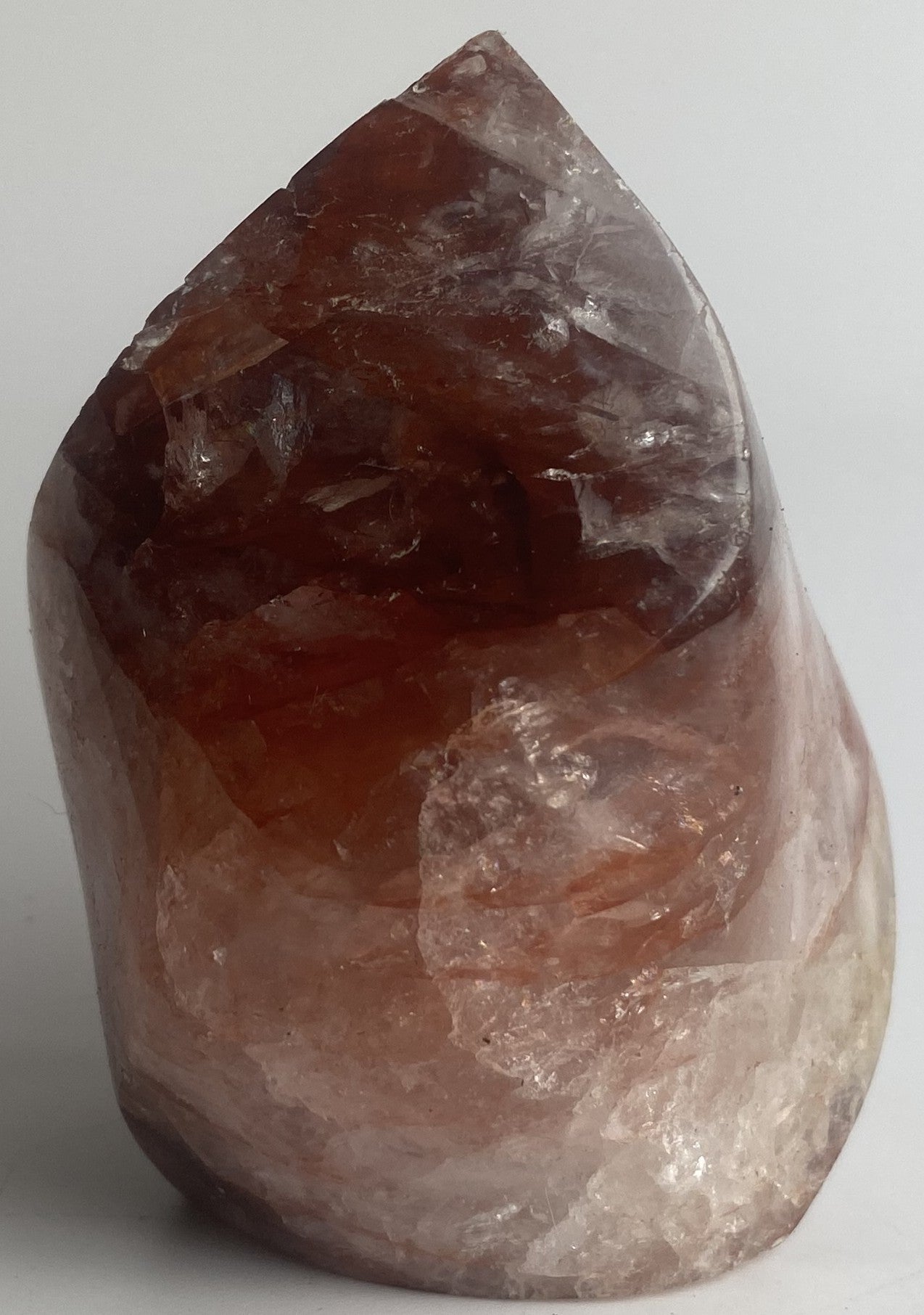 Sculptura de 7cm din piatra semipretioasa de cuart hematoid rosu pe fundal alb