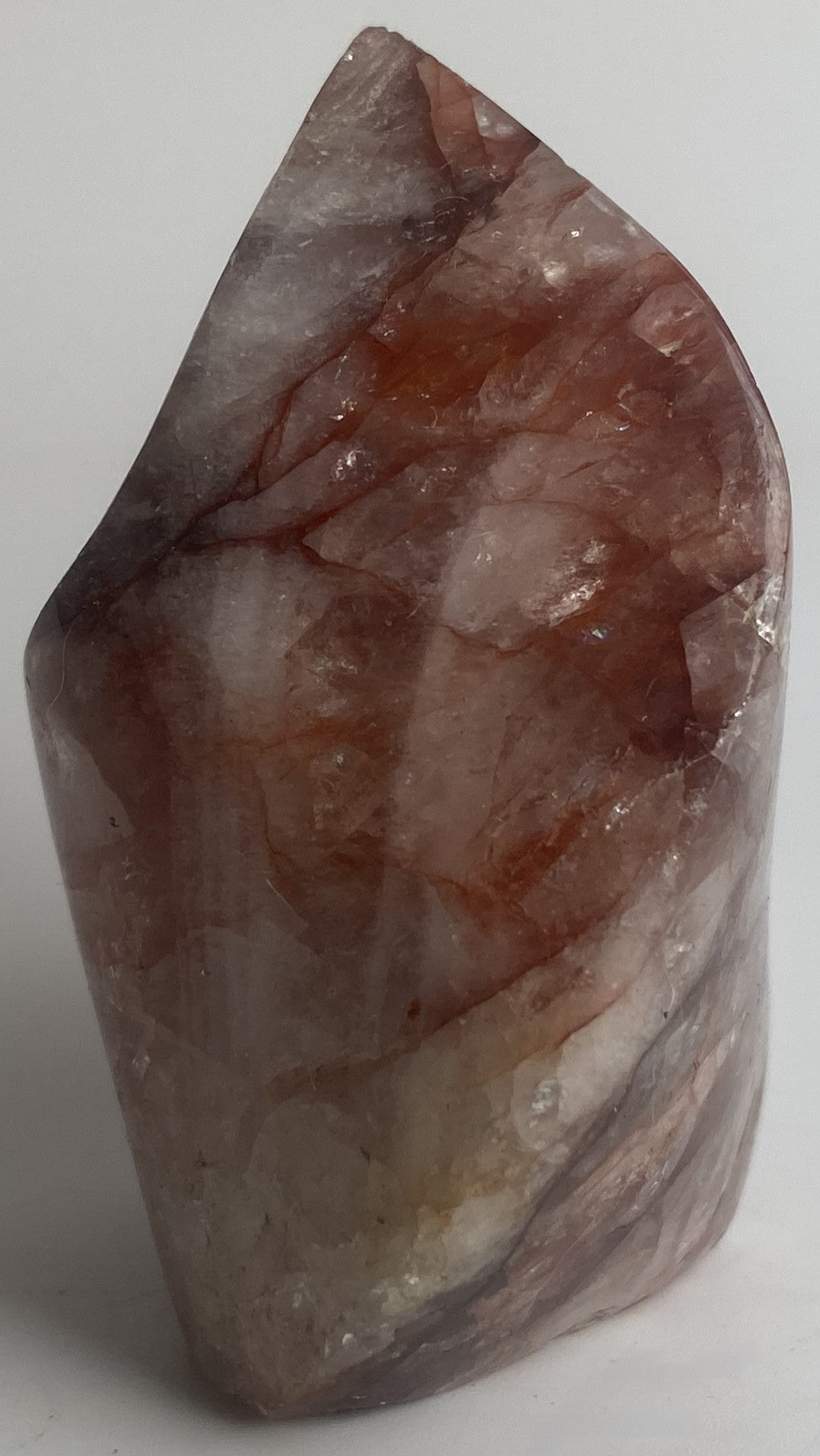 Sculptura de 7cm din cristal de cuart hematoid rosu pe fundal alb