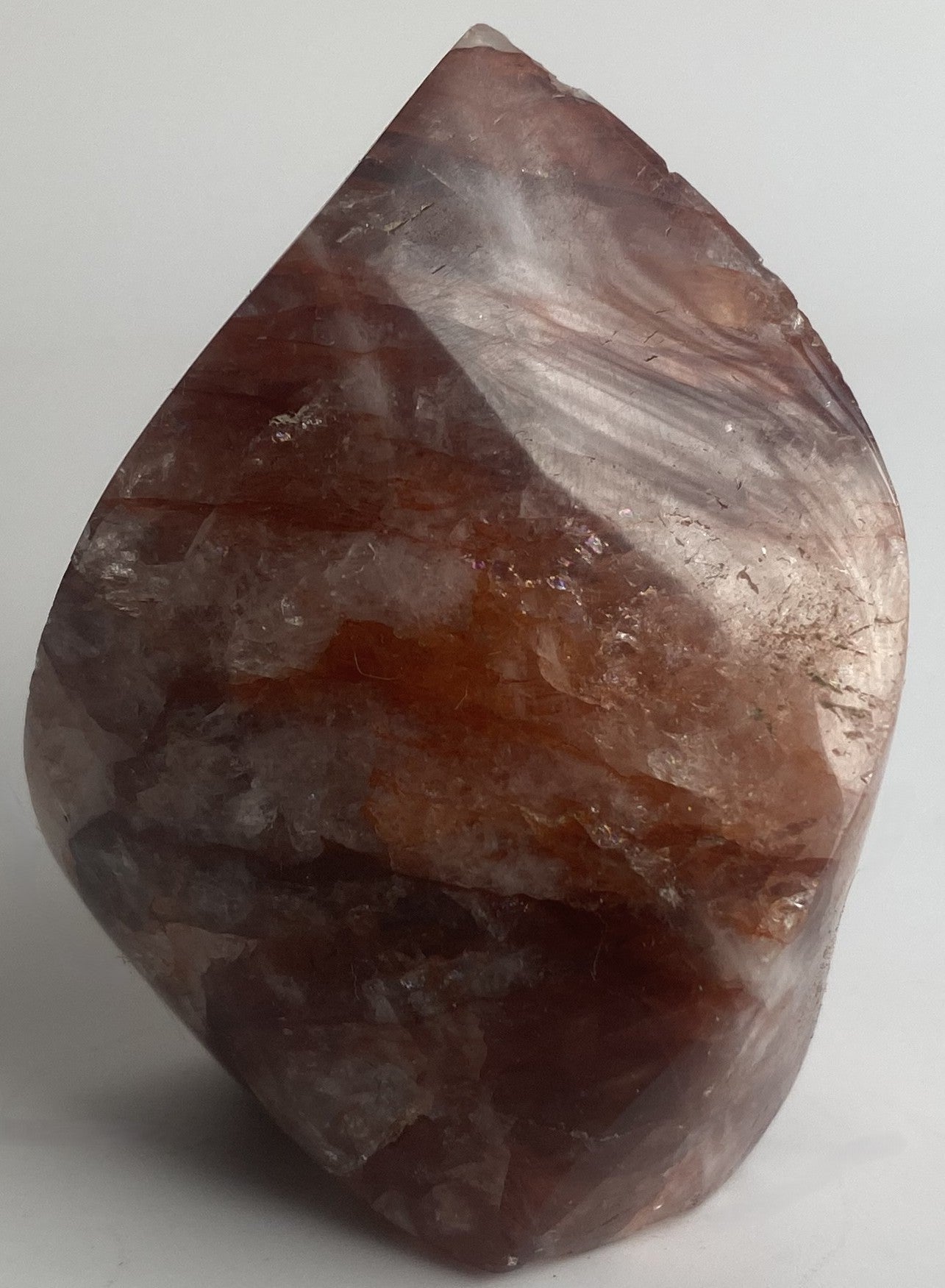 Sculptura decorativa de 7cm din piatra semipretioasa de cuart hematoid rosu pe fundal alb