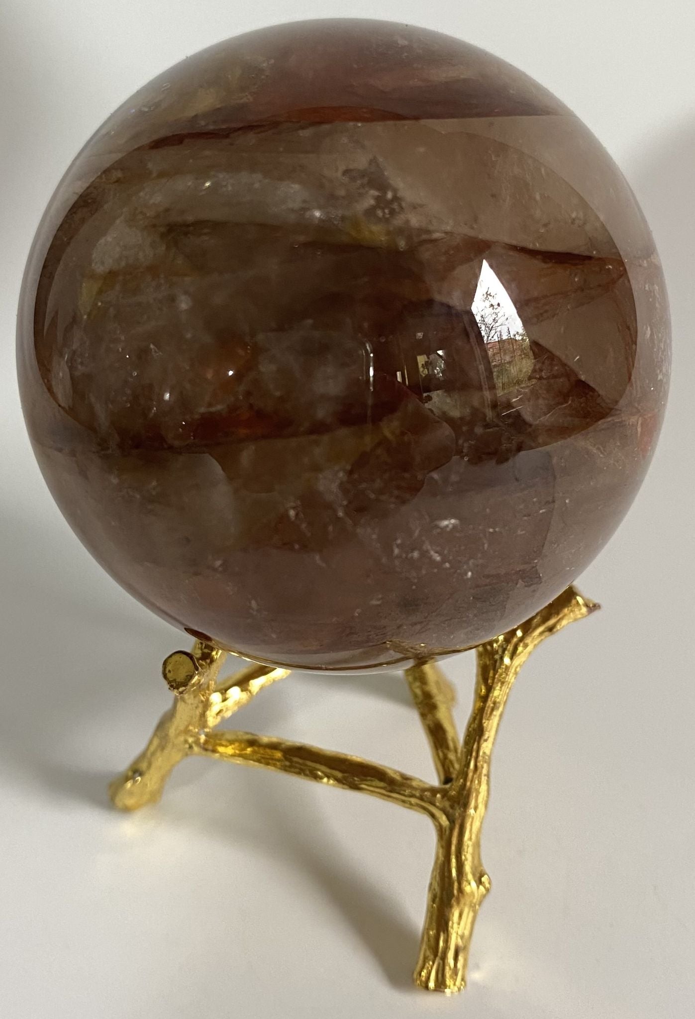 Sfera de 6.4cm din piatra semipretioasa de cuart hematoid rosu pe suport metalic cu fundal alb