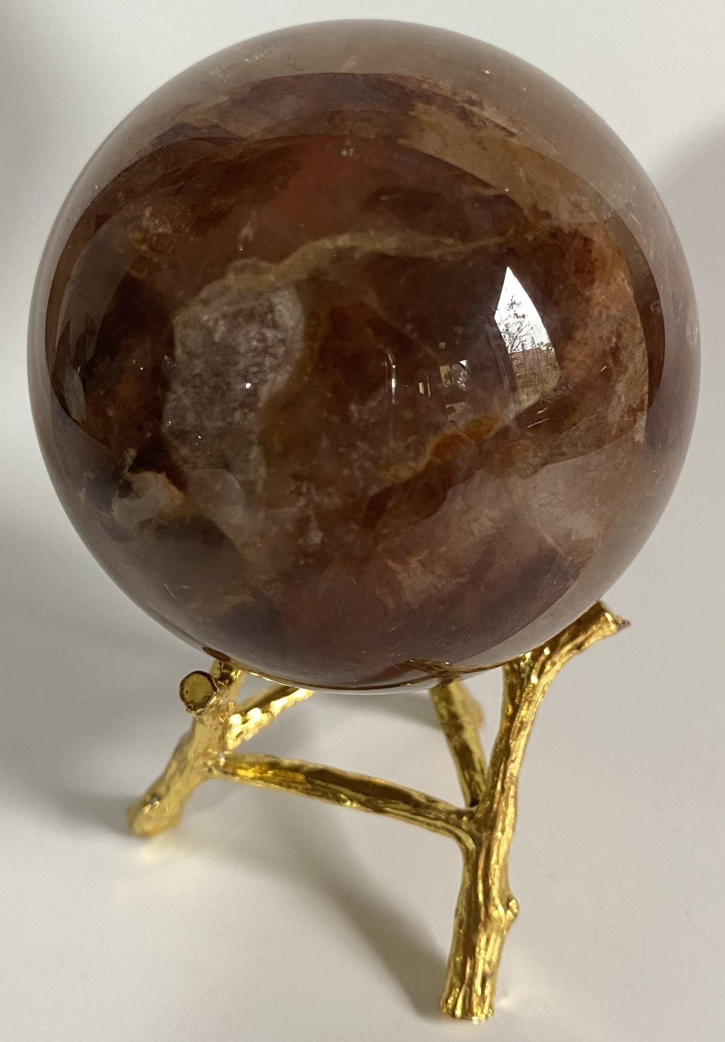 Sfera de 6.4cm din cristal de cuart hematoid rosu pe suport metalic cu fundal alb