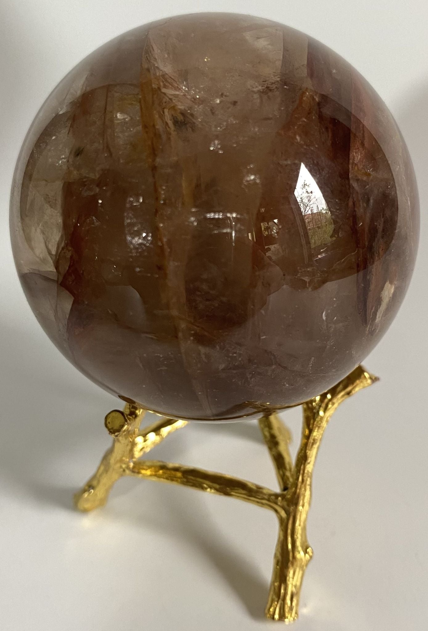 Sfera decorativa de 6.4cm din piatra semipretioasa de cuart hematoid rosu pe suport metalic cu fundal alb