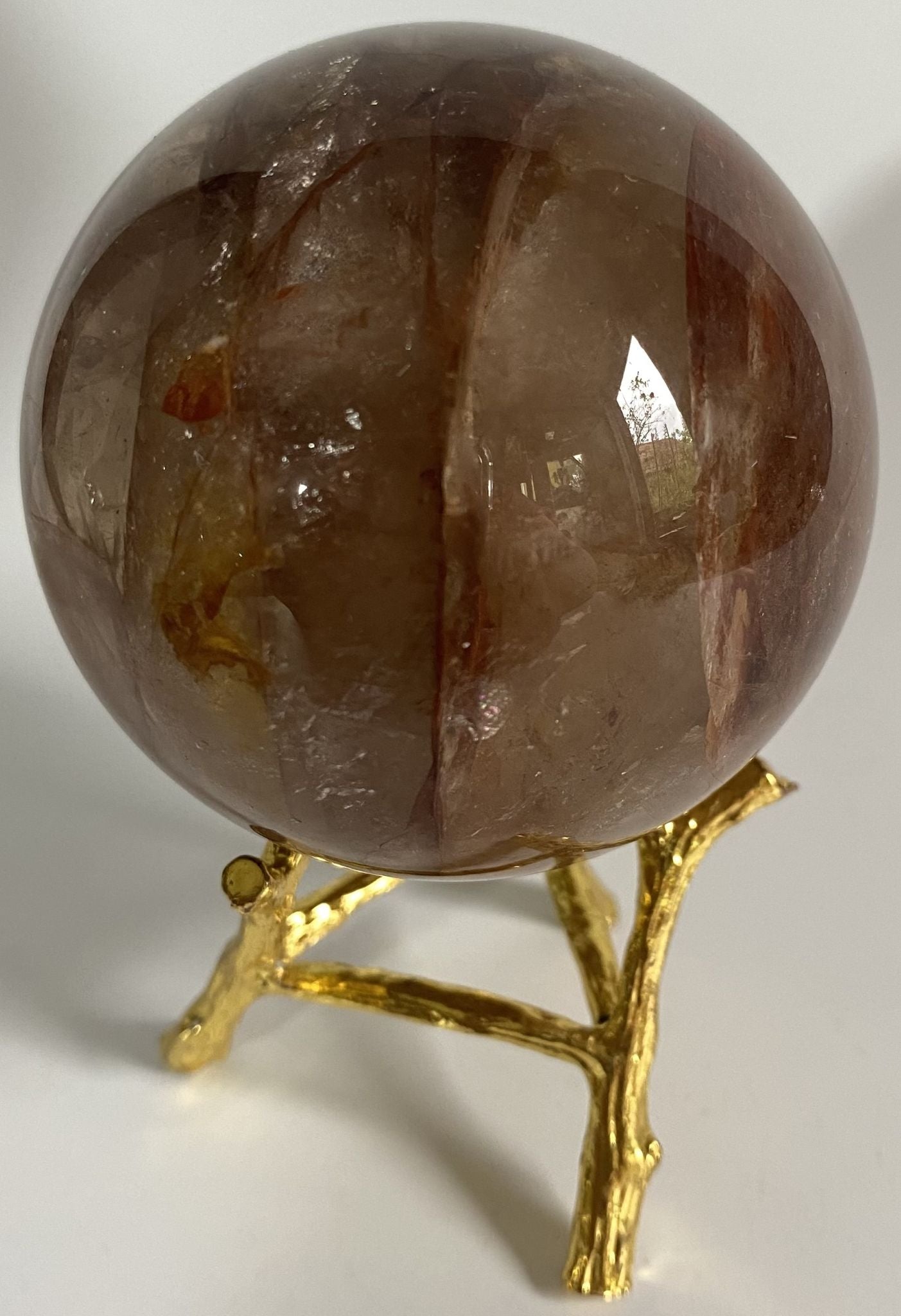 Sfera decorativa de 6.4cm din cristal de cuart hematoid rosu pe suport metalic cu fundal alb