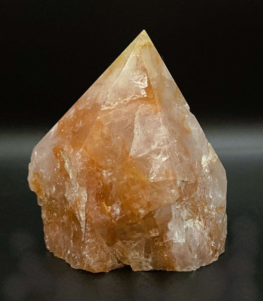 Varf polisat piatra semipretioasa Cuart Hematoid Rosu pe fundal negru