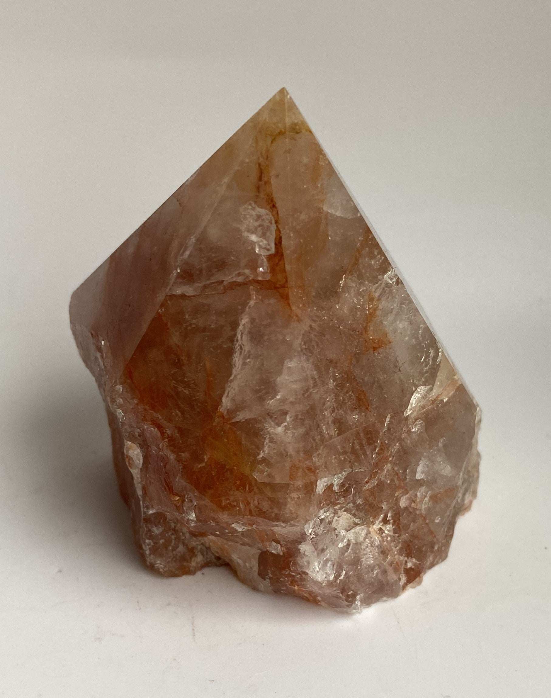 Cuart Hematoid rosu varf polisat piatra semipretioasa naturala.