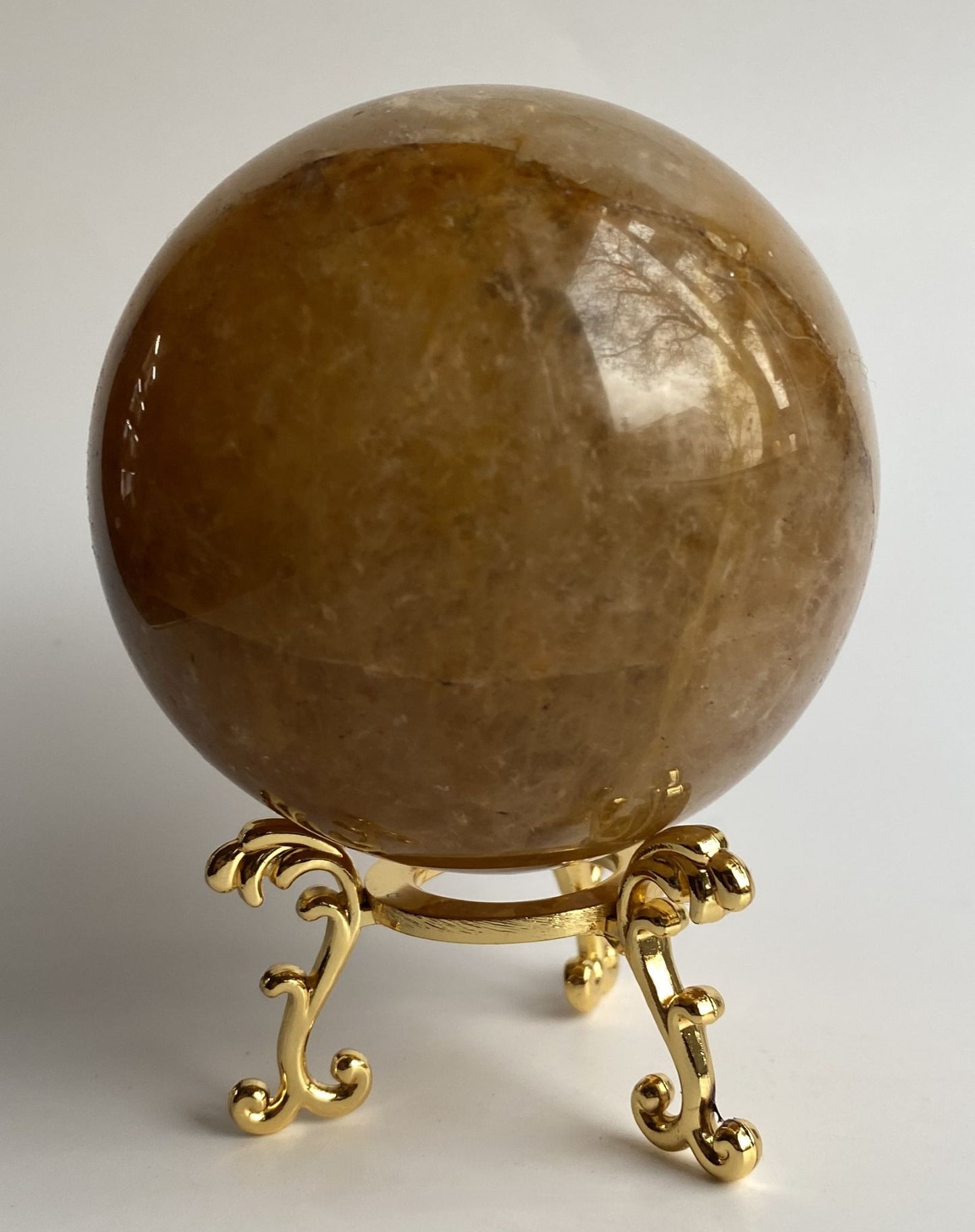 Sfera de 7.2cm din cristal de cuart hematoid galben pe suport metalic cu fundal alb