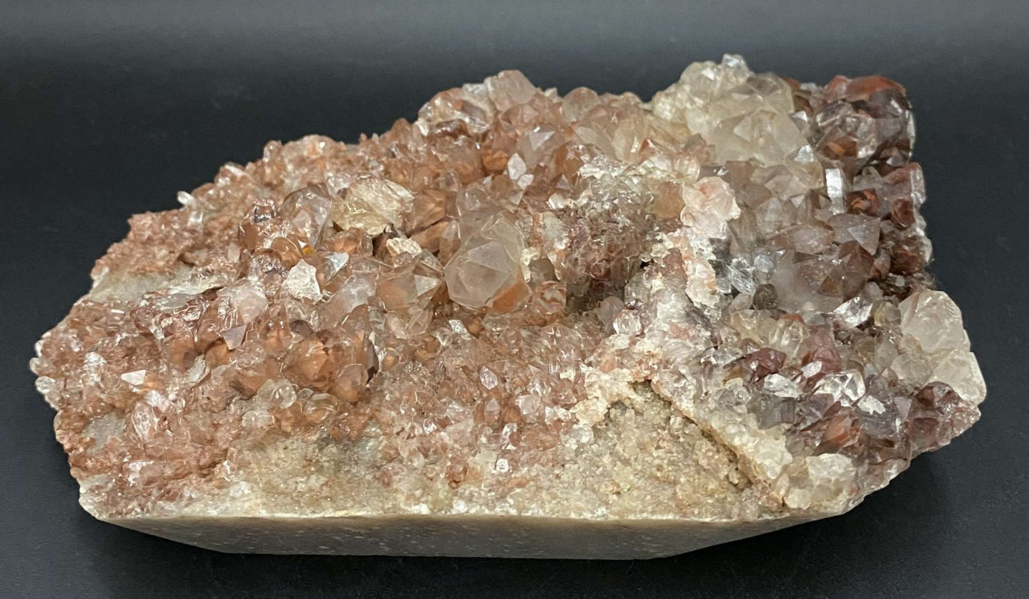 Cluster de Cuart Rosu natural semipretios 14.2 cm pe fundal negru