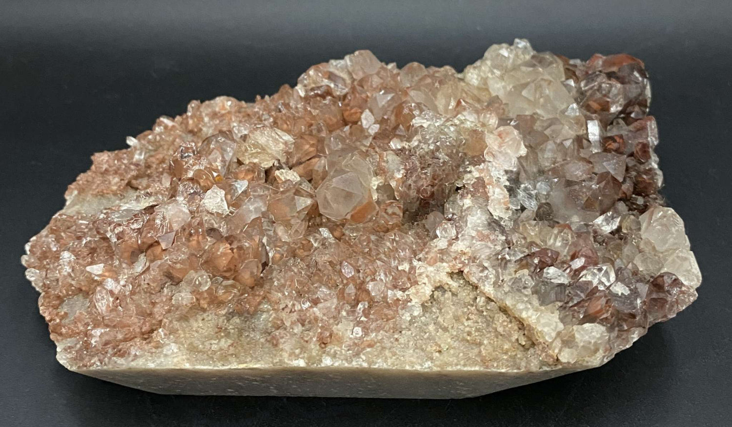 Cluster de Cuart Rosu natural semipretios 14.2 cm pe fundal negru