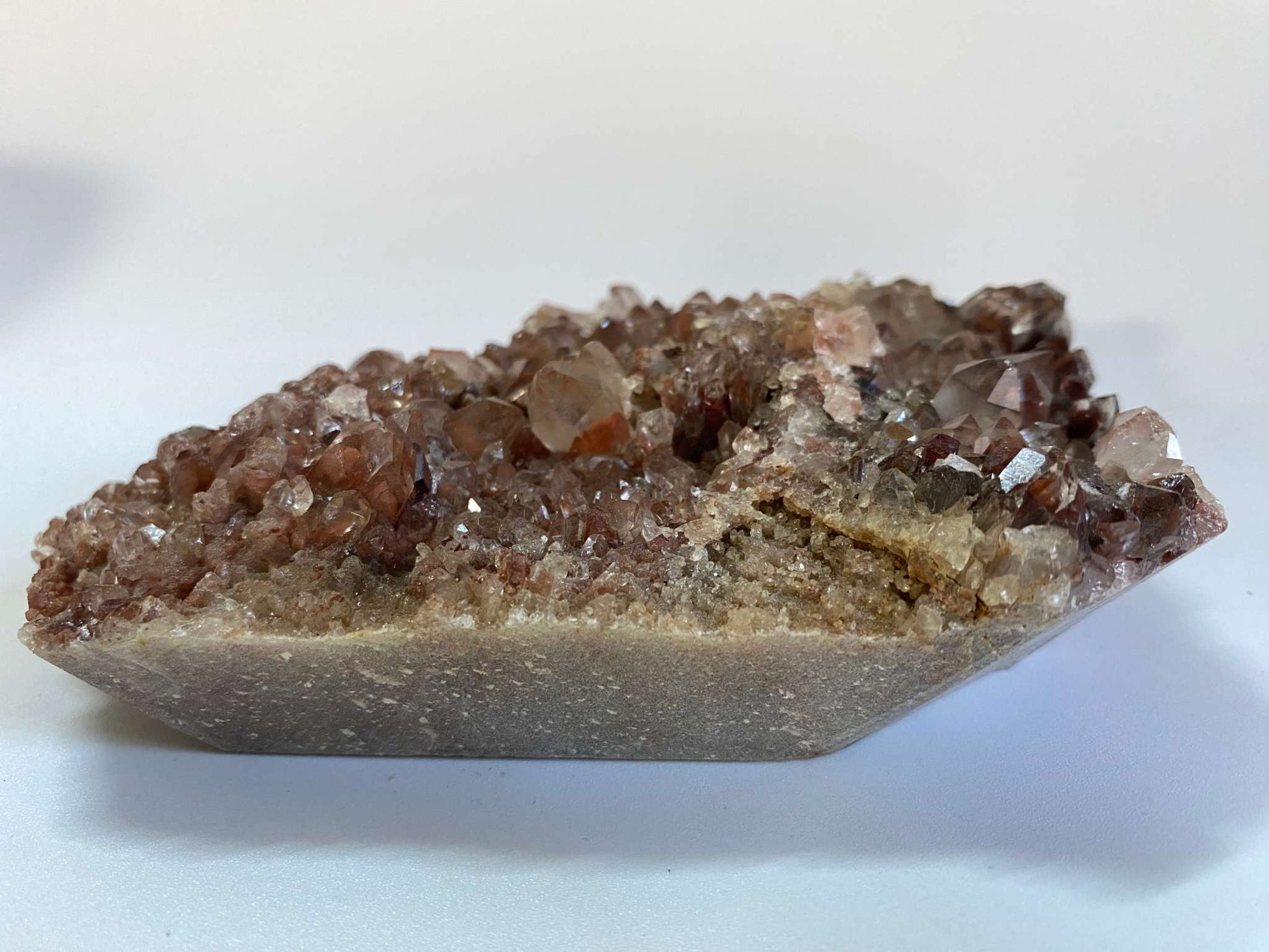 Cluster de Cuart Rosu natural de 14.2cm cu cristale semipretioase detaliate