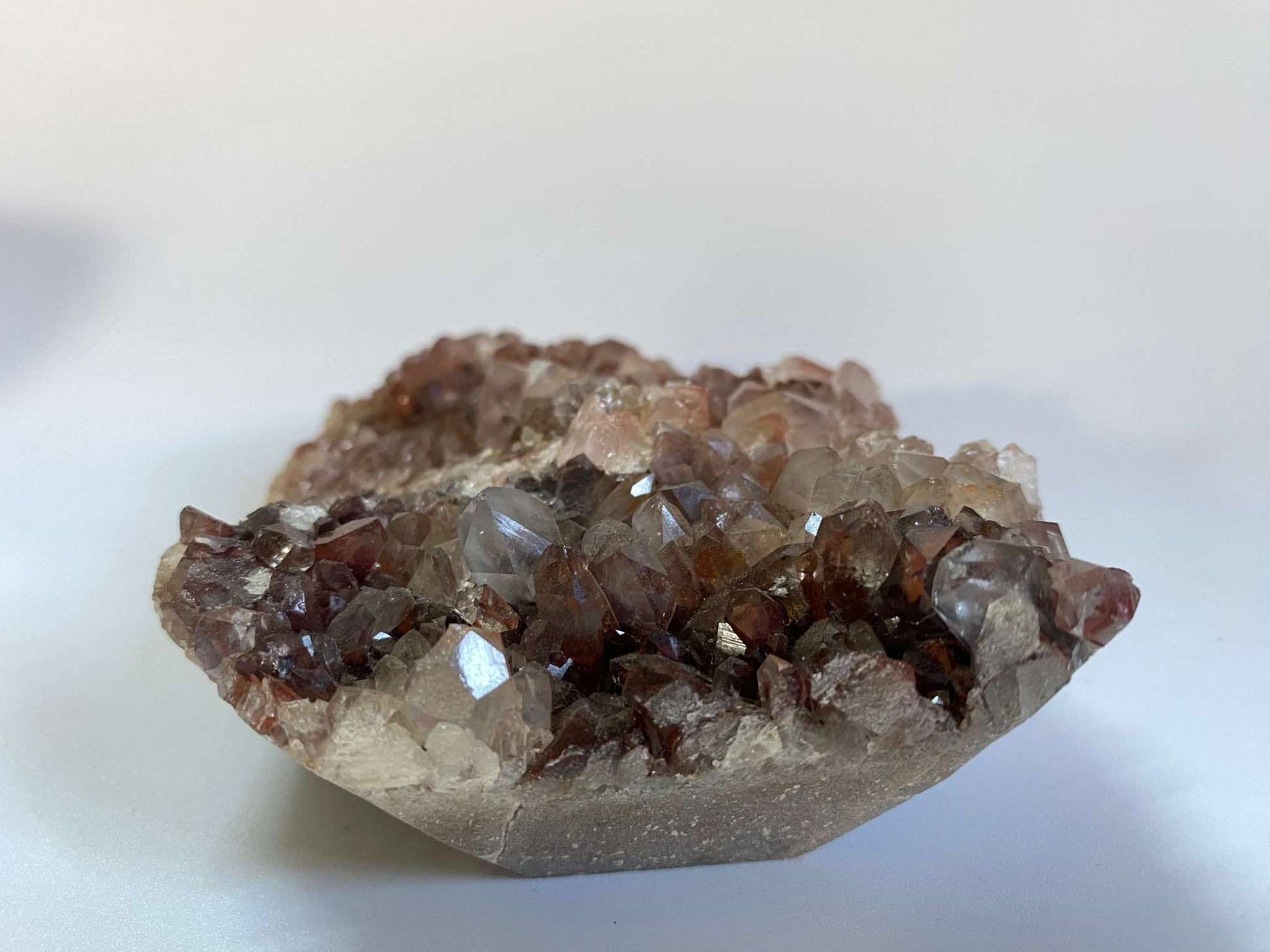 Cluster de Cuart Roșu natural de 14,2 cm cu cristale semiprețioase strălucitoare