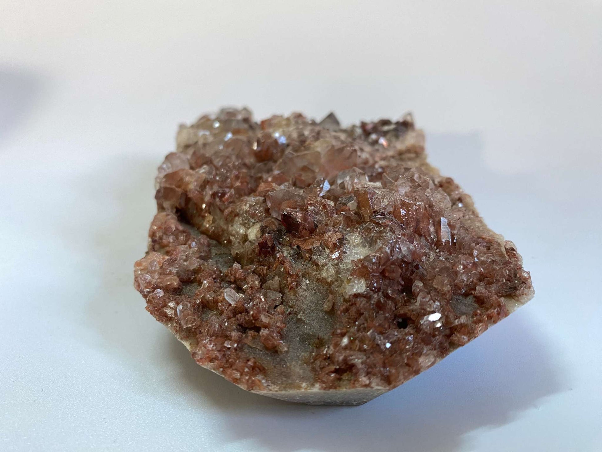 Cluster de Cuart Rosu natural de 14.2 cm cu cristale stralucitoare pe fundal alb
