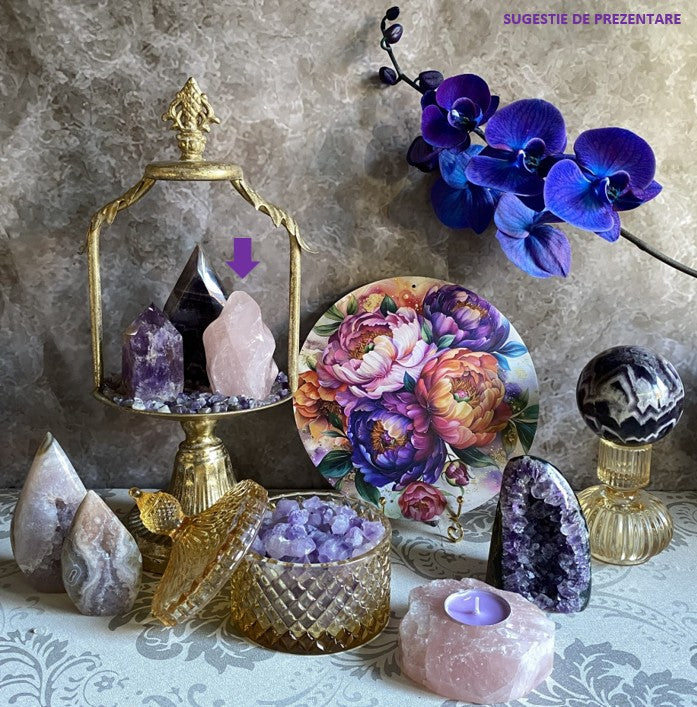 Idee de decor cu cristale si minerale din ametist si cuart, cu tablou cu flori vintage si orhidee albastru indigo