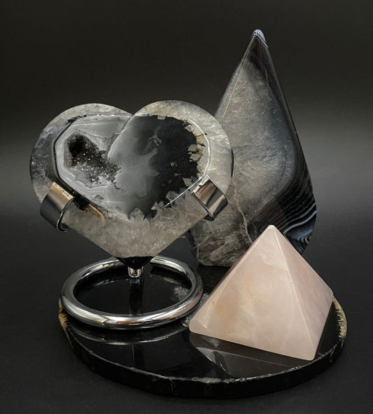 Set de cristale din sculpturi de agat negru si piramida de cuart roz pe fundal negru