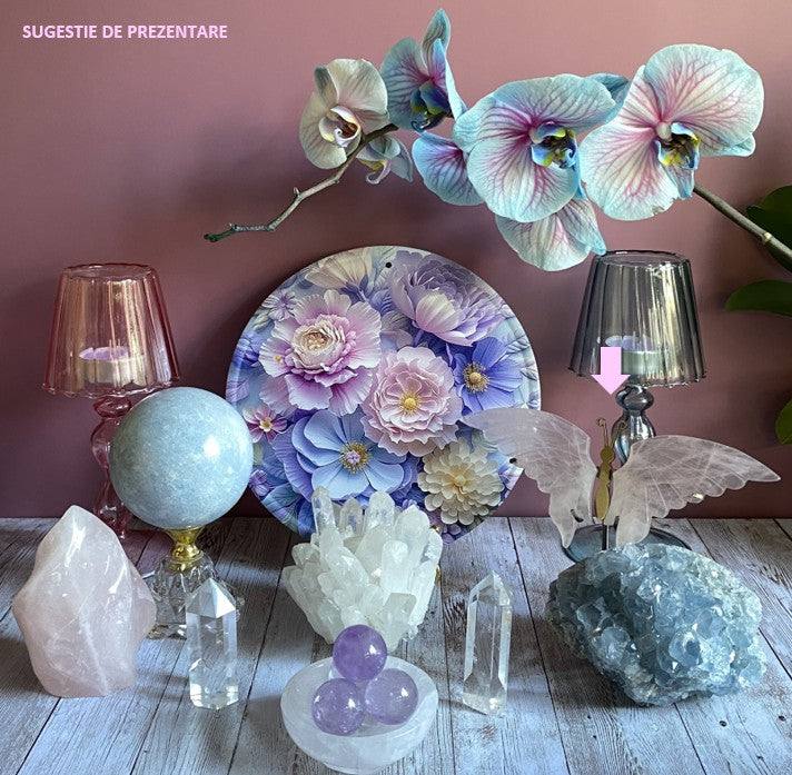 Fluture decorativ din Cuart Roz pe suport metalic lângă cristale și obiecte decorative