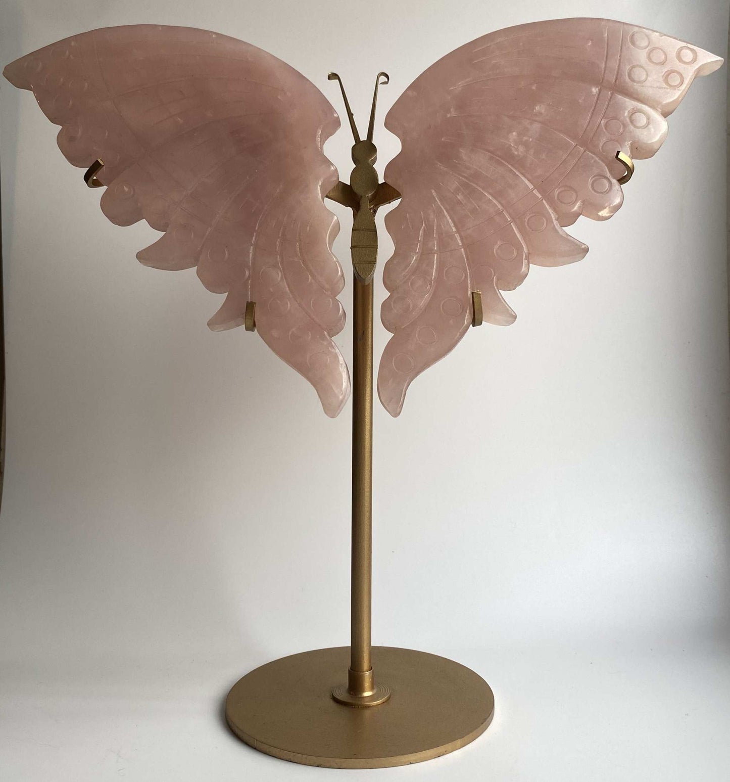 Fluture decorativ din Cuart Roz pe suport metalic auriu