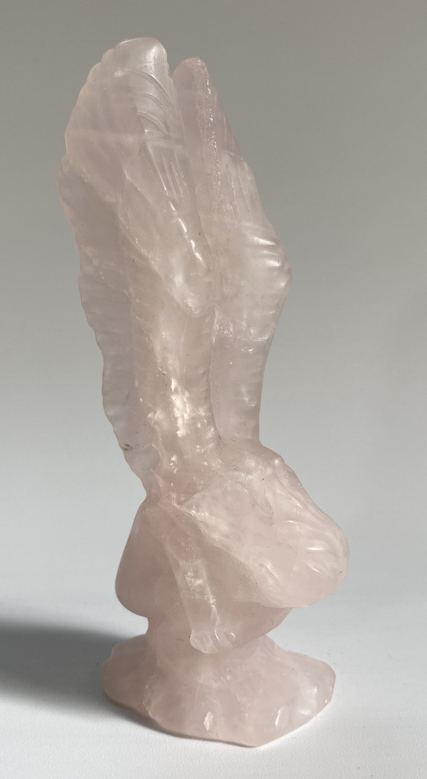 Inger plangand sculptat din Cuart Roz, decoratiune piatra semipretioasa translucida, nuanta roz pal.