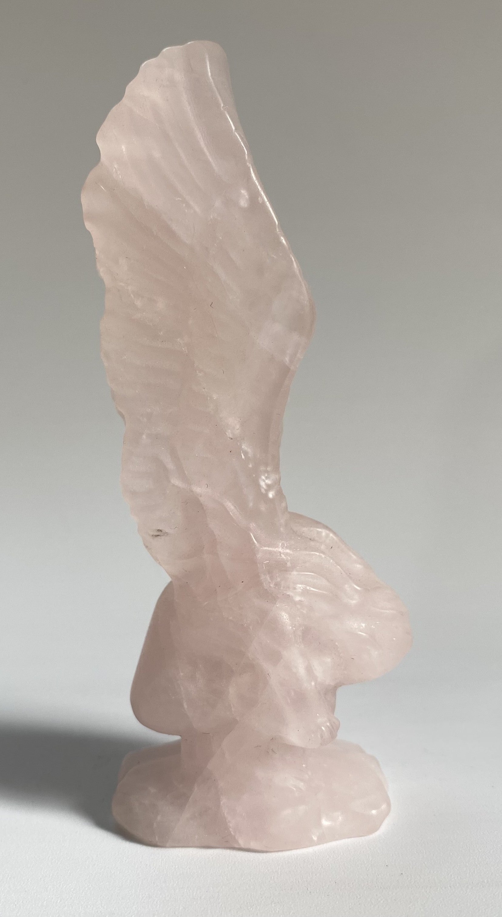 Sculptură înger plângând din cuart roz decorativă din piatră semiprețioasă