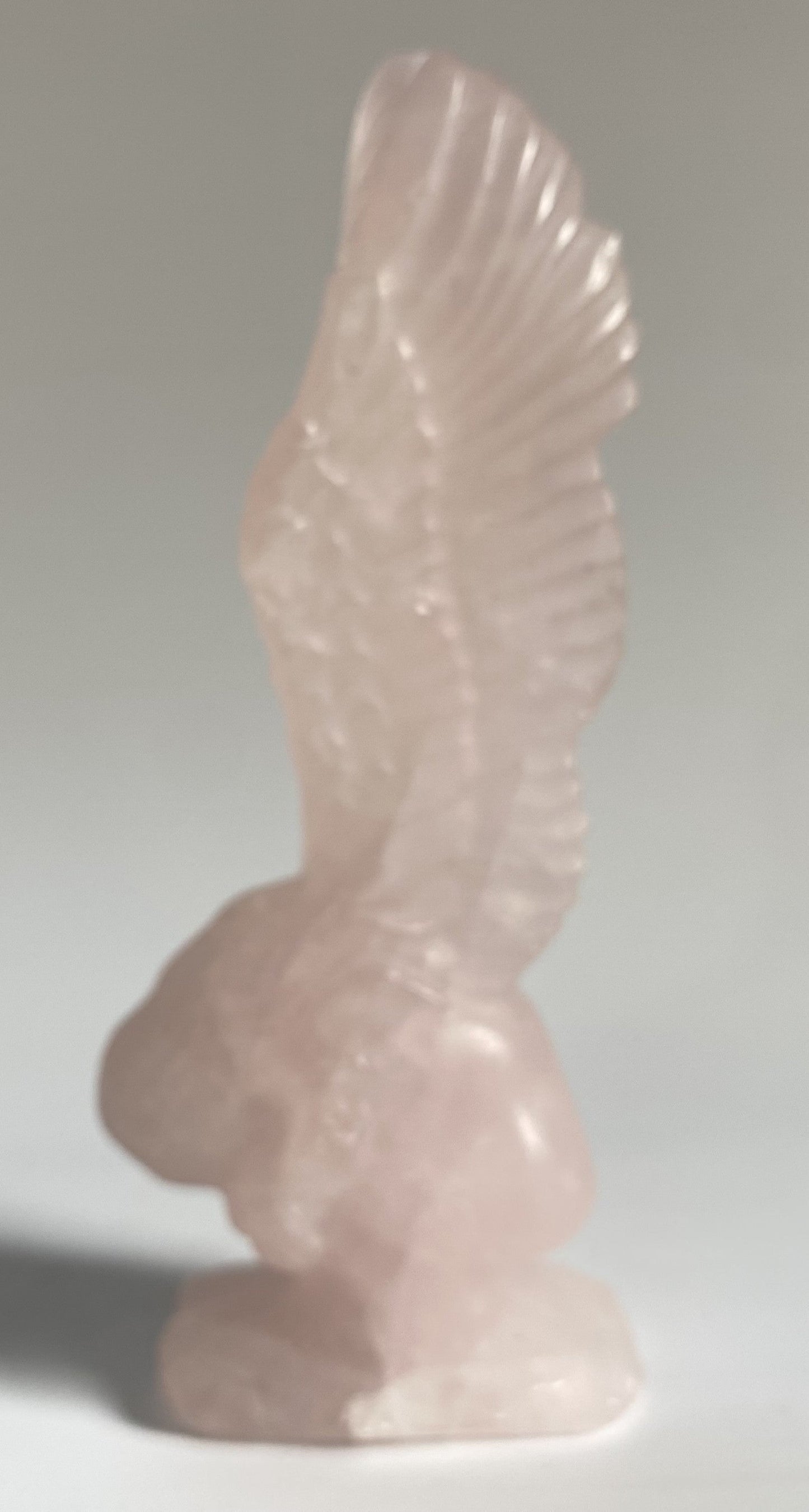 Figurină înger plângând din cuart roz, decor piatră semiprețioasă