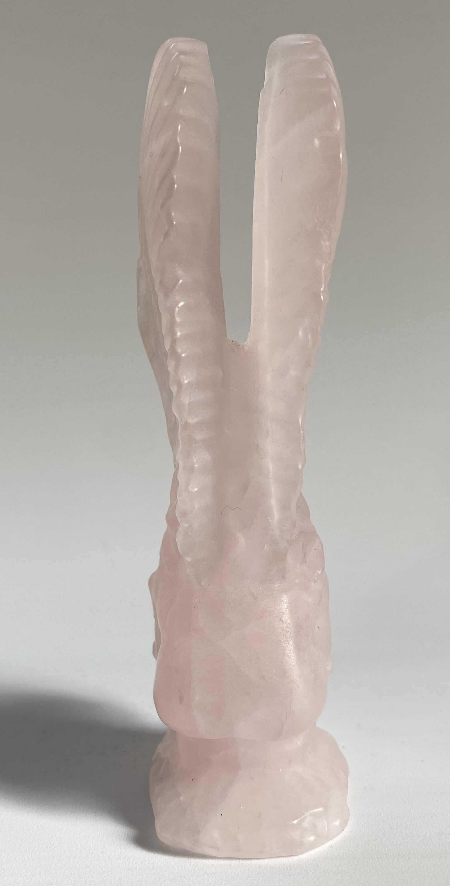 Inger plangand sculptat din Cuart Roz piatra semipretioasa decorativa