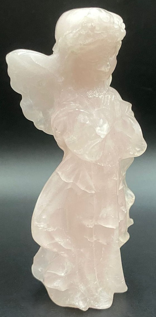 Inger din piatra semipretioasa de cuart roz pe fundal negru