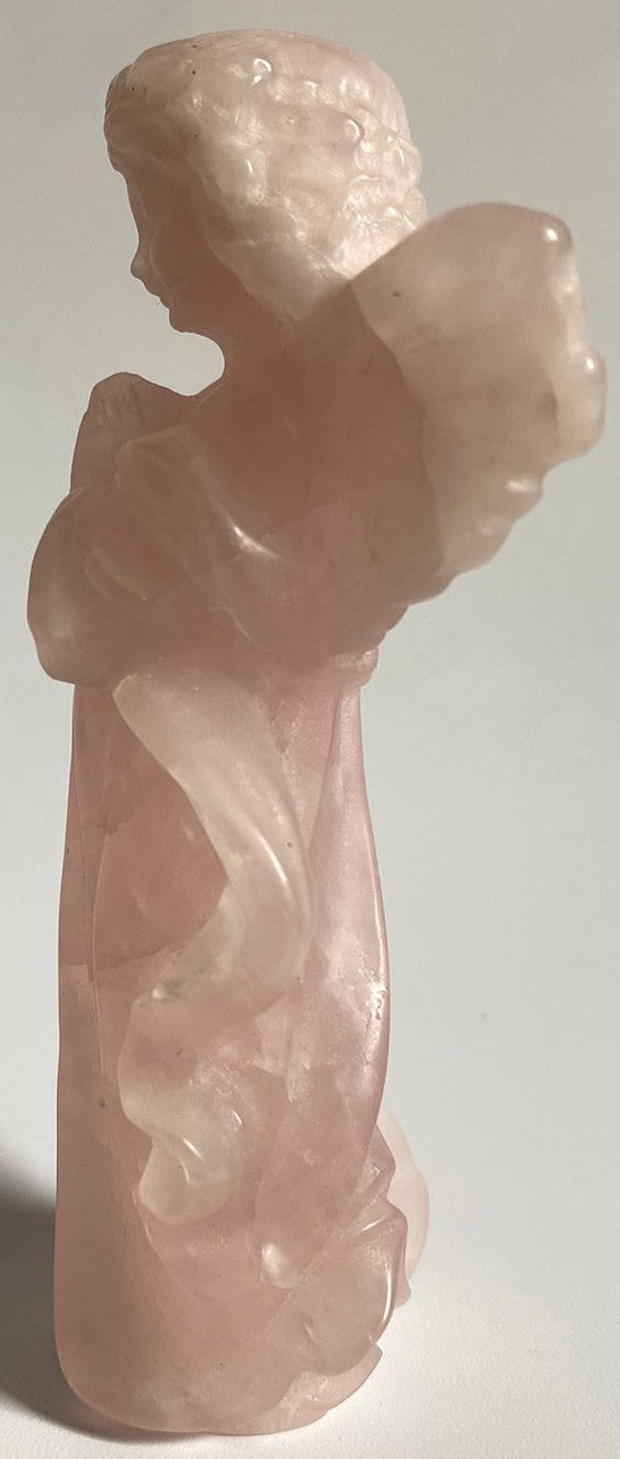 Inger de 9.9cm din piatra semipretioasa de cuart roz pe fundal alb