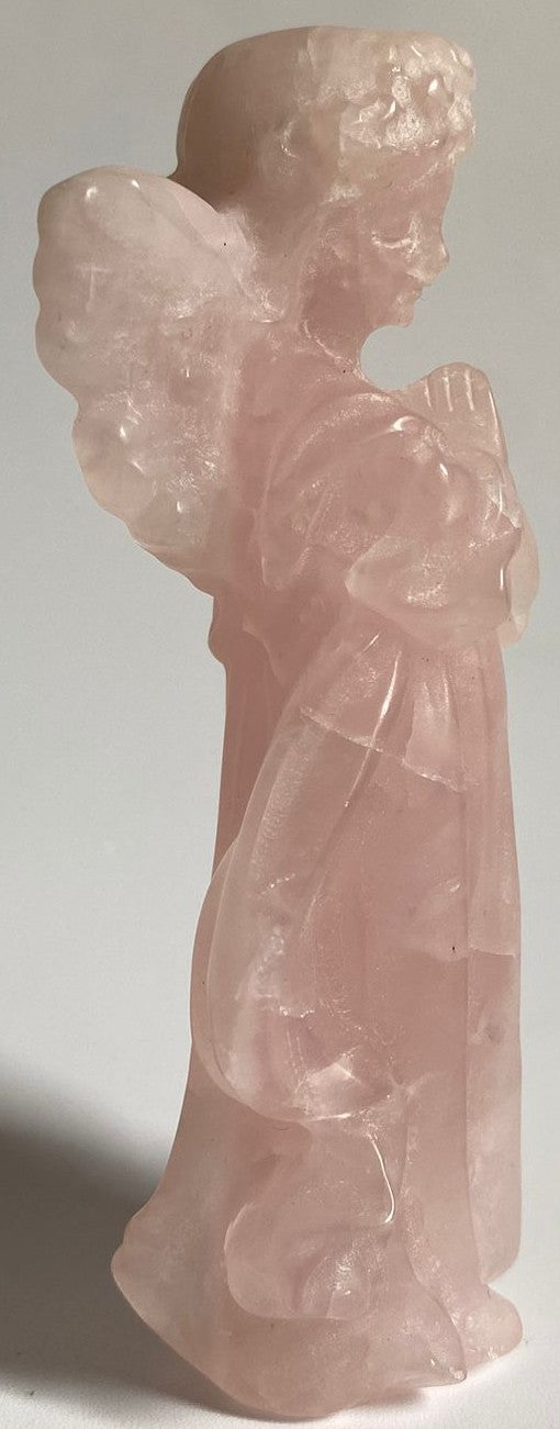 Inger decorativ de 9.9cm din piatra semipretioasa de cuart roz pe fundal alb