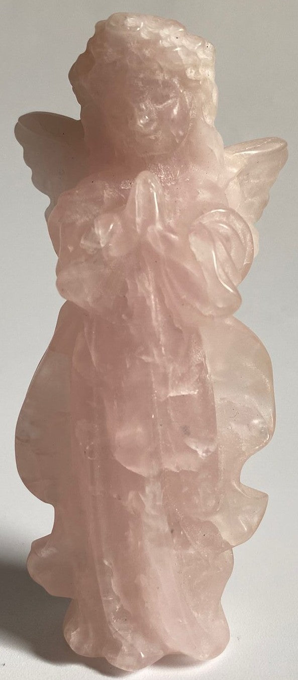 Inger unicat de 9.9cm din piatra semipretioasa de cuart roz pe fundal alb