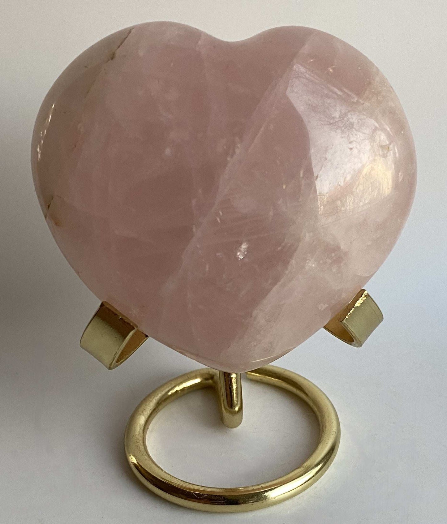 Inima din Cuart Roz natural pe suport metalic auriu, 7.2 cm, piatra semipretioasa.