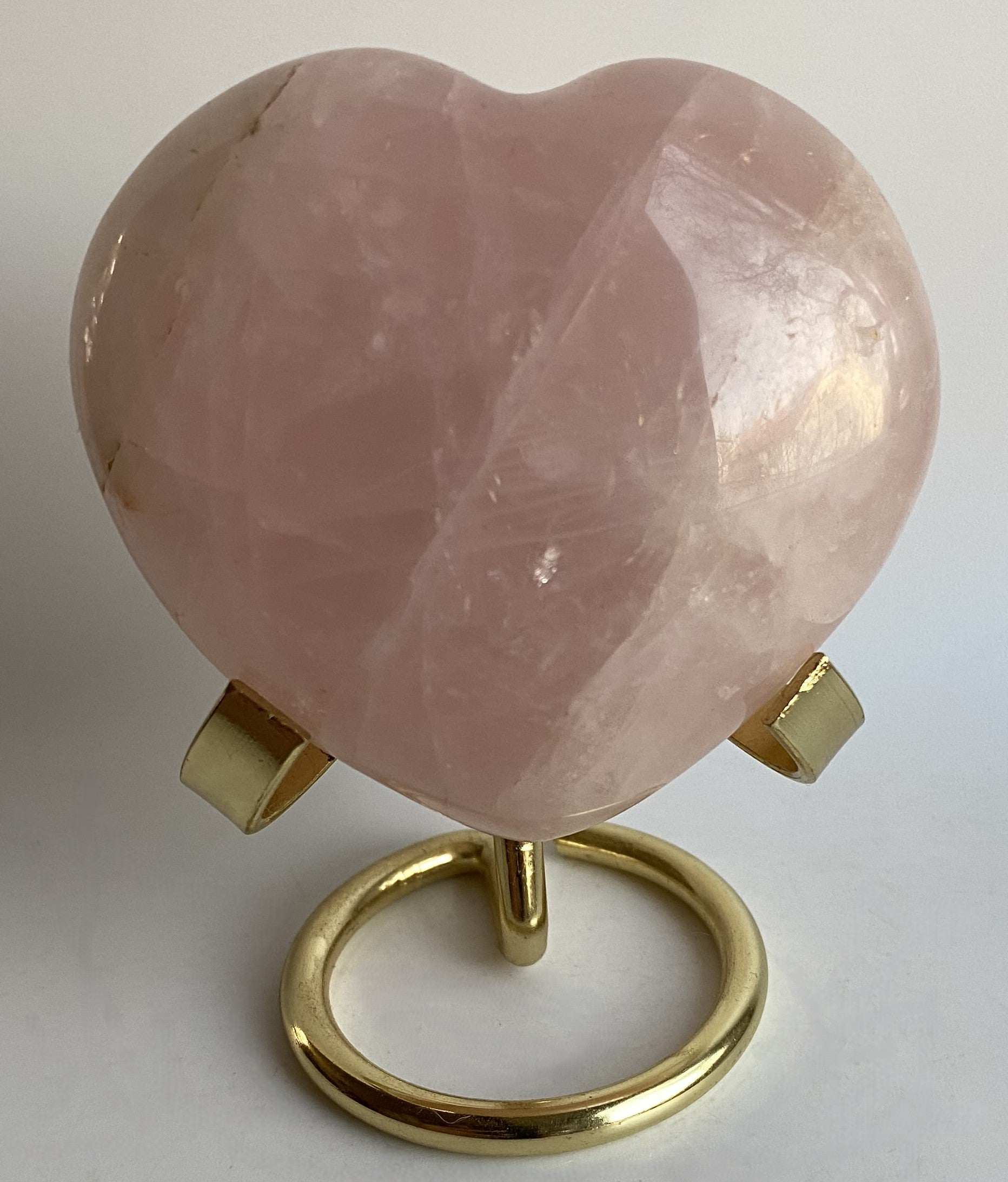 Inima din Cuart Roz natural pe suport metalic auriu, 7.2 cm, piatra semipretioasa.